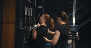 La entrenadora personal en mataró Sofia Carballeira entrenando a una clienta