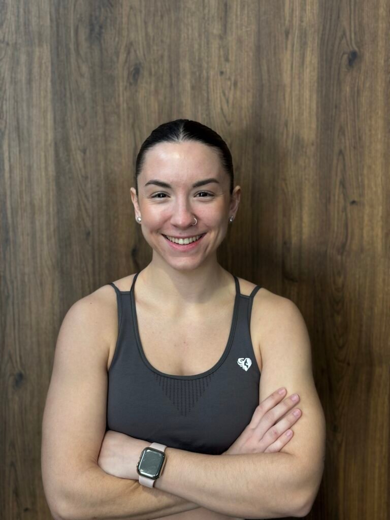 foto de la entrenadora personal en mataró Sofia Carballeira en sus instalaciones con fondo de madera