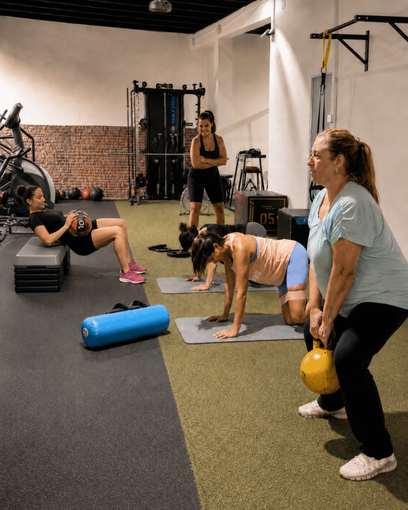 grupo de mujeres entrenando con sofia carballeira